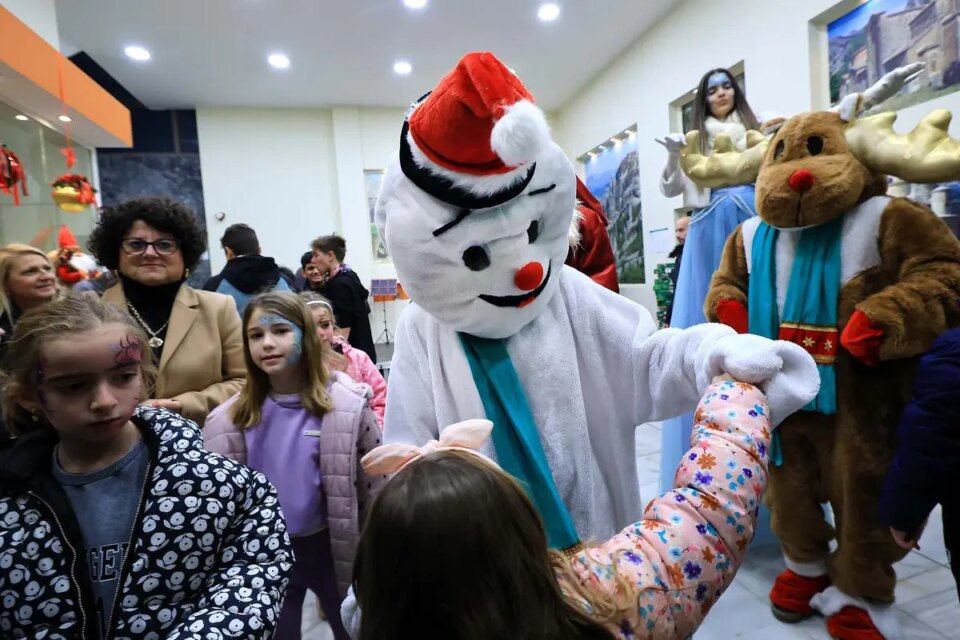 Η-Περιφέρεια-Θεσσαλίας-έφερε-τα-Χριστούγεννα-και-στα-Τρίκαλα-με-μια-μαγική-γιορτή-για-τα-παιδιά