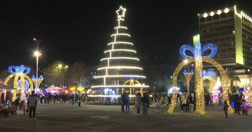 Δαμασκός:-Φωταγωγήθηκε-το-χριστουγεννιάτικο-δέντρο-–-Διαδηλωτές-ζήτησαν-«δημοκρατία,-ελεύθερη-και-κοσμική-Συρία»