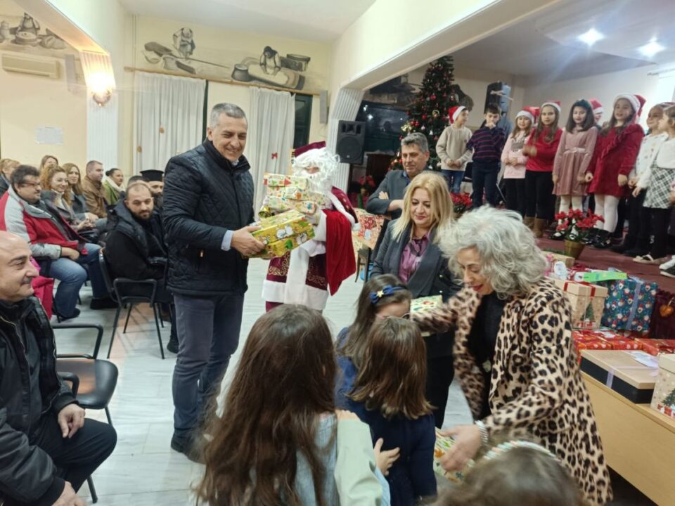 Στο-άναμμα-του-χριστουγεννιάτικου-δέντρου-στα-Μεγάλα-Καλύβια-ο-Περιφερειάρχης-Δημ.-Κουρέτας