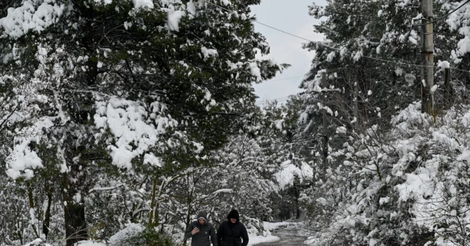 Καιρός:-Η-χριστουγεννιάτικη-κακοκαιρία-«elena»-φέρνει-ισχυρές-βροχές,-χιονοπτώσεις,-παγετό-και-έντονα-μποφόρ