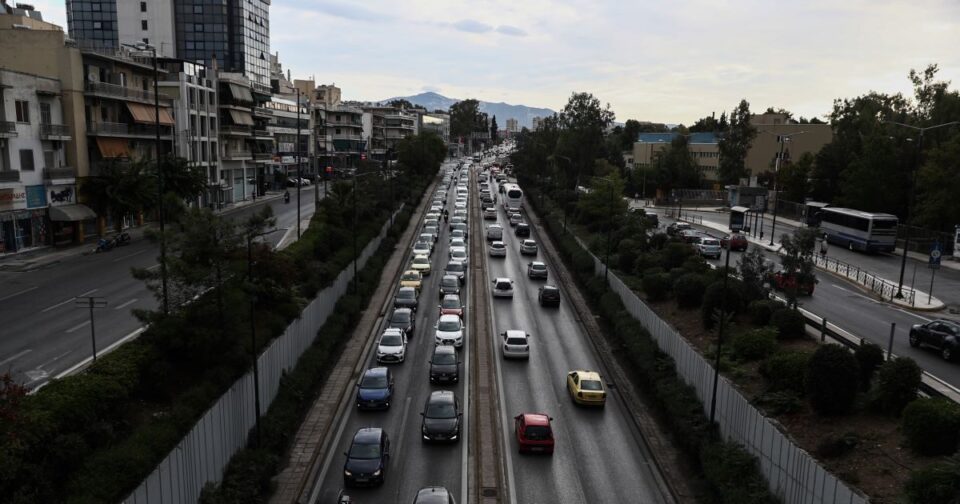 Αγία-Παρασκευή:-Τροχαίο-με-3-αυτοκίνητα-στη-Λεωφόρο-Μεσογείων