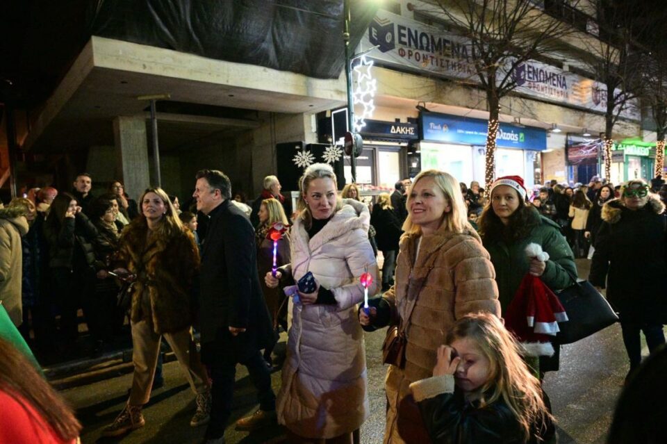 christmas-parade-στη-Λάρισα-–-Απολύτως-γιορτινή-διάθεση-και-πάρτι-στην-Κεντρική-πλατεία