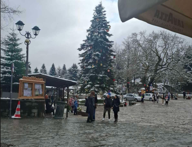 Χριστούγεννα-στο-Μέτσοβο-Μαγευτική-Ατμόσφαιρα-κάτω-από-το-Λευκό-Πέπλο-του-Χιονιού