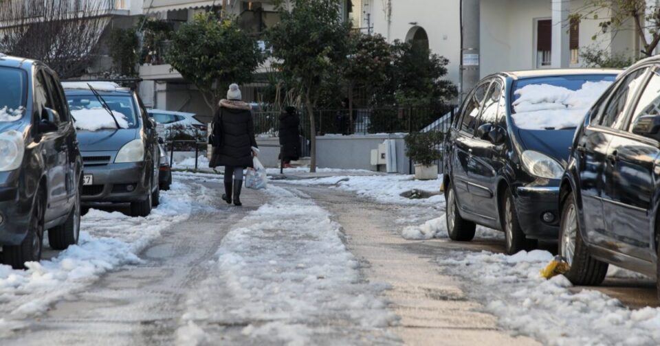 Οι-εύκολοι-και-γρήγοροι-τρόποι-για-να-λιώσει-το-χιόνι-στους-δρόμους,-χωρίς-αλάτι 