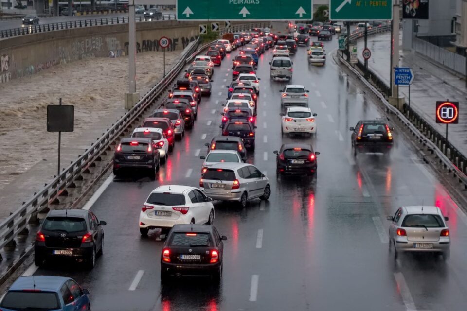 Κηφισός:-Κλειστή-η-αριστερή-λωρίδα-στο-ρεύμα-ανόδου-–-Φορτηγάκι-έριξε-κολώνα-της-ΔΕΗ