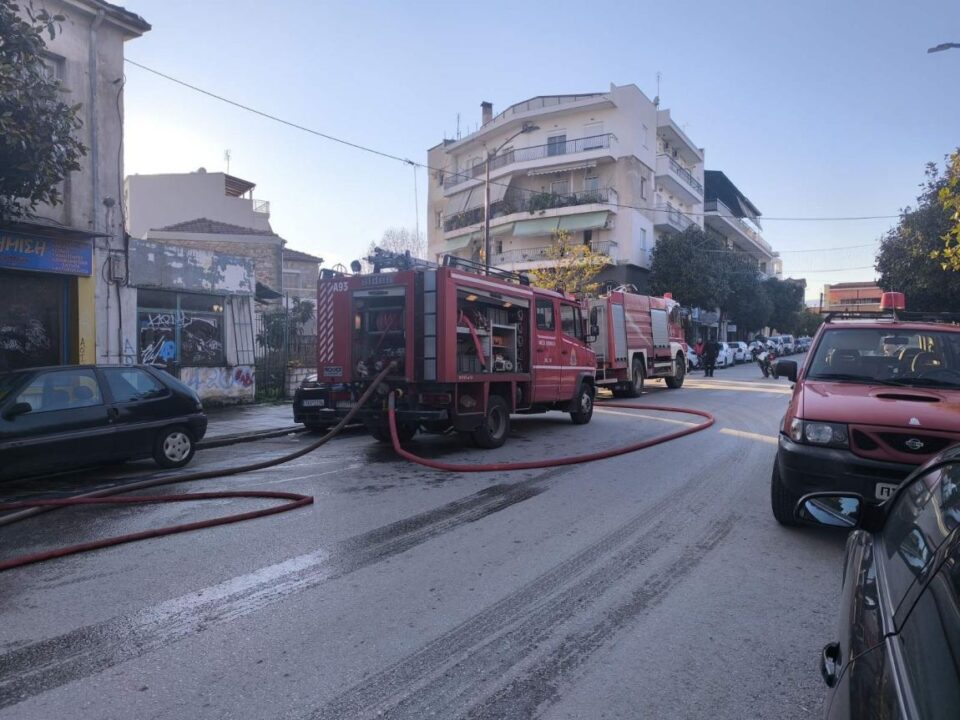 Άμεση-επέμβαση-της-Πυροσβεστικής-στα-Τρίκαλα:-Σώθηκε-ηλικιωμένη-από-φωτιά-σε-μονοκατοικία