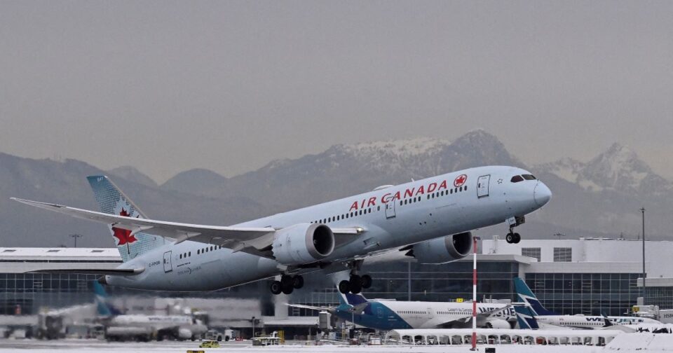 Καναδάς:-Αεροπλάνο-της-air-canada-έπιασε-φωτιά-κατά-την-προσγείωση-–-Σώοι-οι-επιβάτες