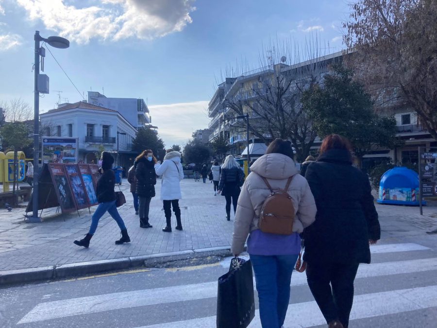 Εορταστική-κίνηση-στα-Τρίκαλα-με-ζωντάνια-στην-Εμπορική-Αγορά-και-πλήθος-επισκεπτών