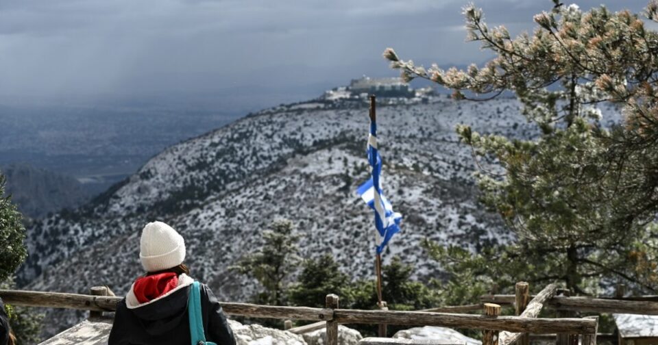 Πάρνηθα:-Τραυματίστηκε-50χρονη-σε-πεζοπορία-και-μεταφέρθηκε-με-ασθενοφόρο-στο-ΚΑΤ