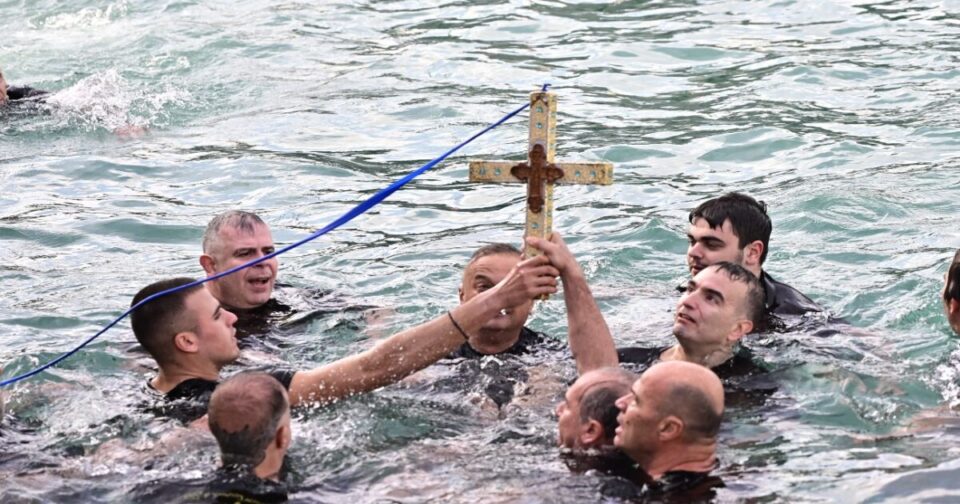 Θεοφάνεια:-Τι-γιορτάζουμε-σήμερα-και-γιατί-ρίχνουμε-τον-Σταυρό-στη-θάλασσα- 