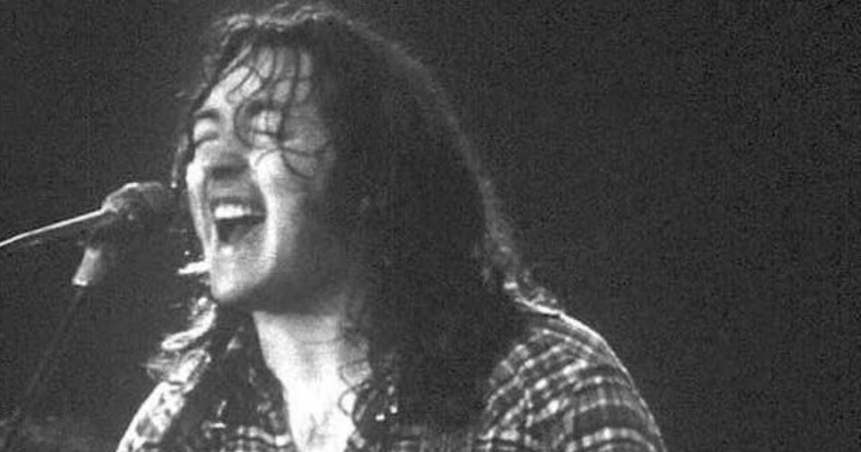 rory-gallagher:-Ο-θρύλος-της-ροκ-θα-«ζει»-για-πάντα-στο-Μπέλφαστ-–-Προσκύνημα-για-τα-αποκαλυπτήρια-του-αγάλματός-του