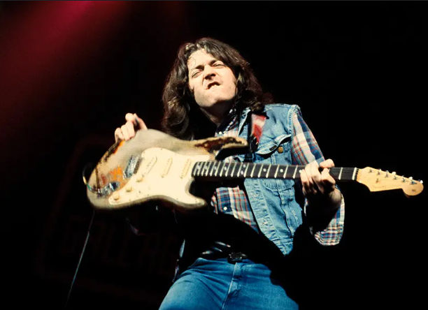 rory-gallagher:-Ο-θρύλος-της-ροκ-θα-«ζει»-για-πάντα-στο-Μπέλφαστ-–-Προσκύνημα-για-τα-αποκαλυπτήρια-του-αγάλματός-του