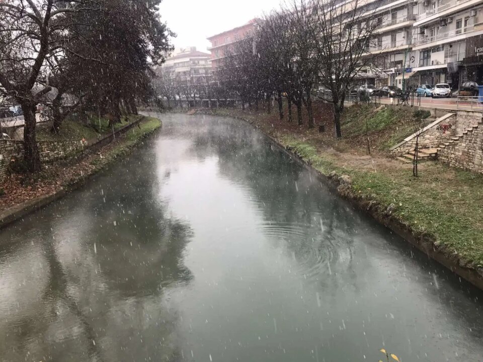 Χιονόπτωση-στα-Τρίκαλα:-Μαγευτικές-στιγμές-στον-Ληθαίο-και-χαμόγελα-στην-πόλη